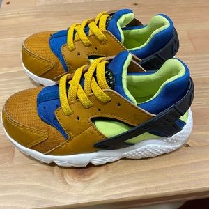 Nike sneakers lightly worn